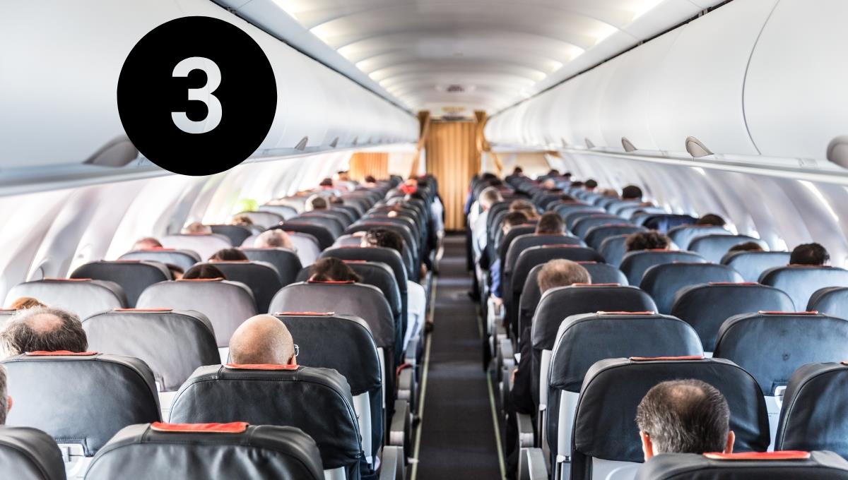 3 ejercicios para evitar molestias en la espalda durante un viaje en avión