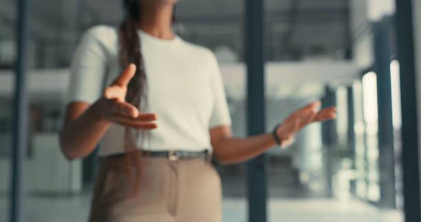 Mantén la respiración antes de saber qué significa que una persona mueva las manos en exceso al hablar, según la psicología