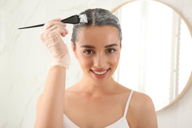 Adiós canas: el tinte de 2 ingrediente que las tapa y cuida del cabello