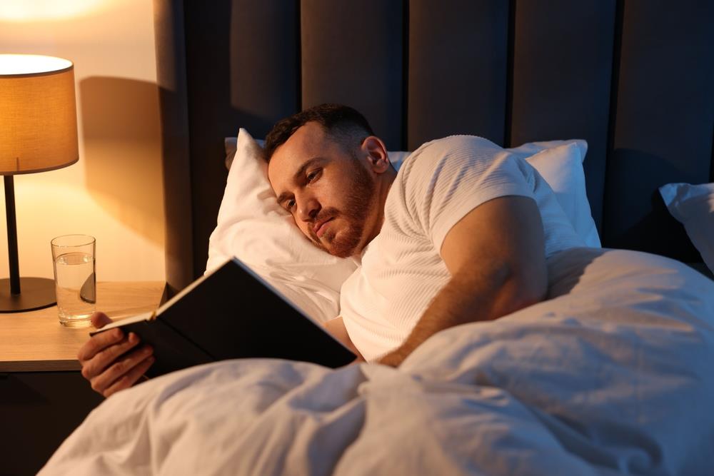 Qué significa que te guste leer un libro antes de dormir, según la psicología