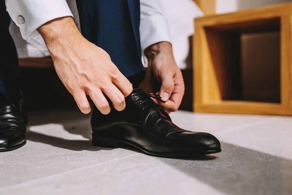 Psicología: qué significa ponerse primero el zapato derecho y después el izquierdo