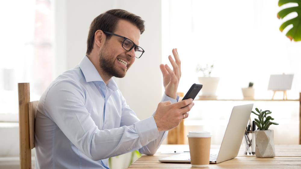 Lo dice la psicología: las razones por las cuales cada vez más personas evitan llamadas telefónicas y prefieren audios de WhatsApp