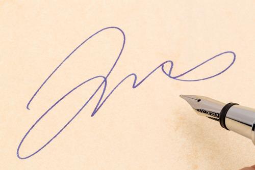 Grafología: qué significa que una persona haga su firma inclinada hacia la derecha