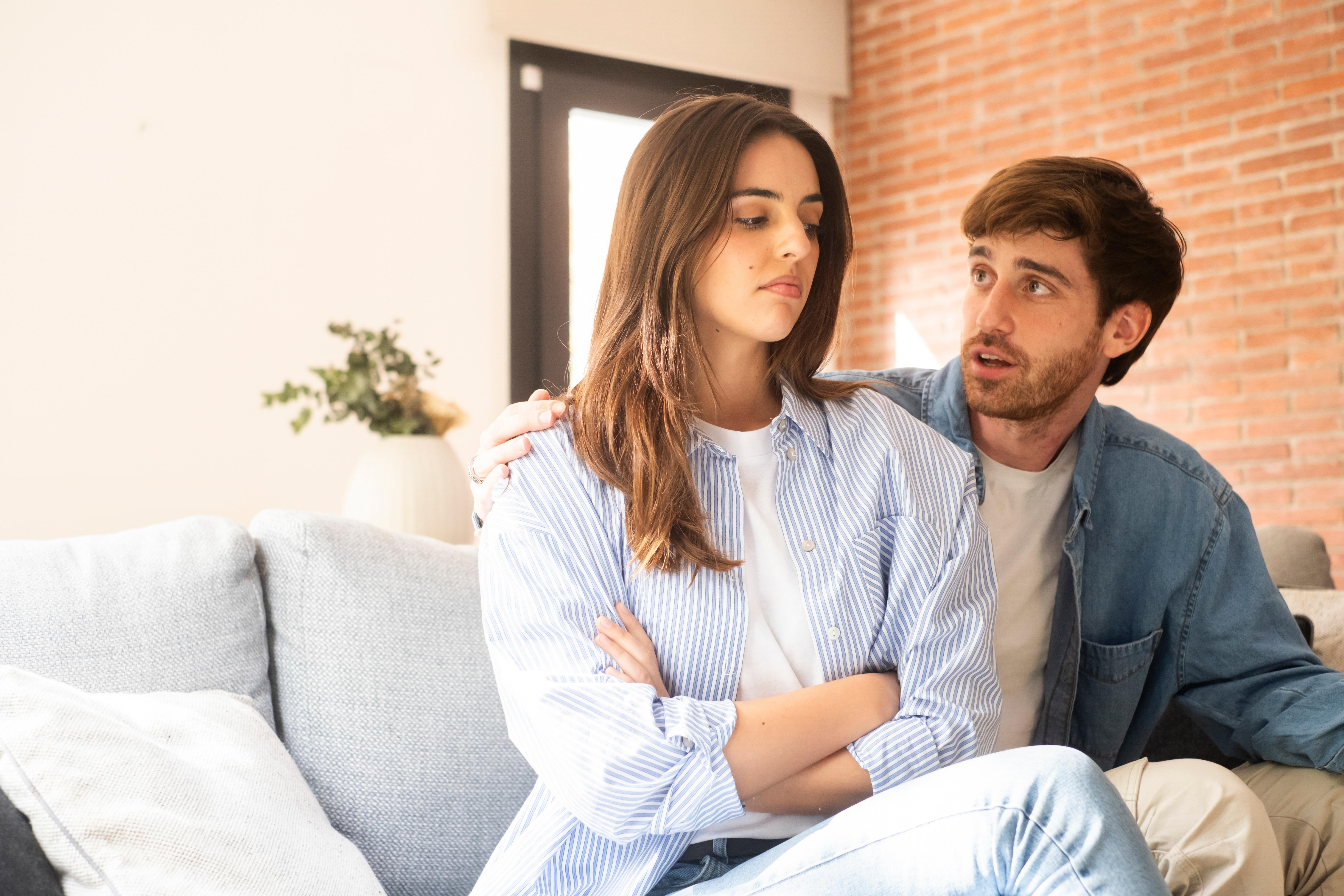 Por qué una persona desvía la mirada en una discusión, según la psicología