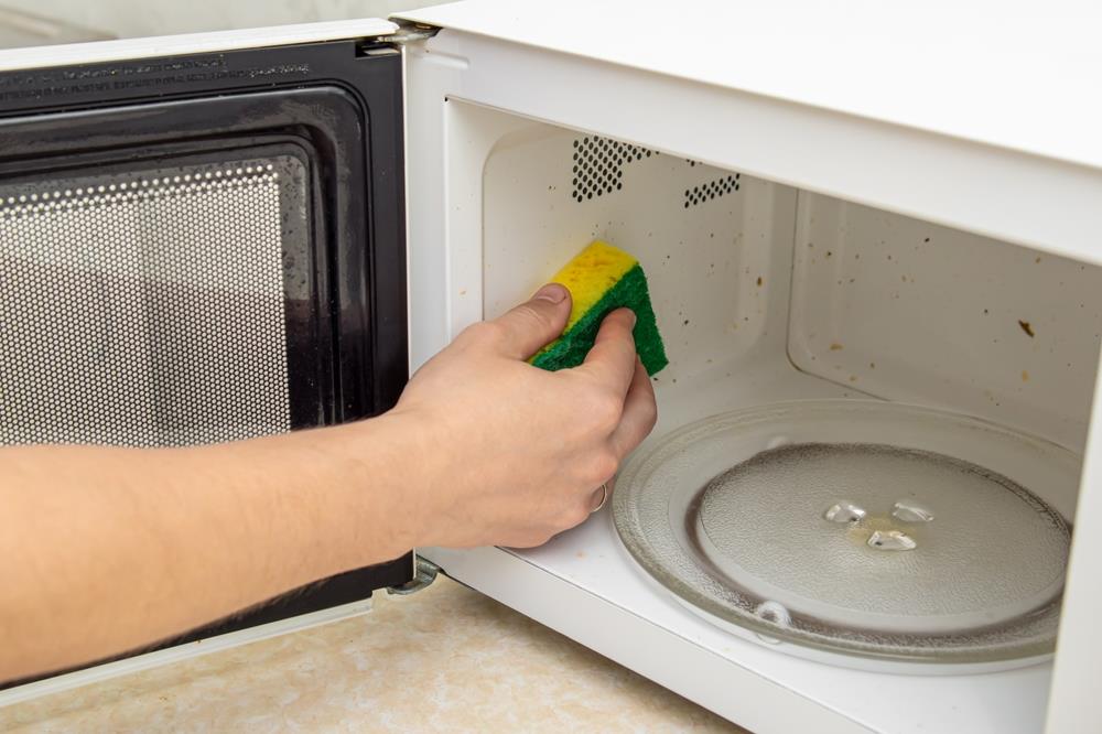 En pocos pasos y sin gastar dinero: así puedes quitar el mal olor del microondas