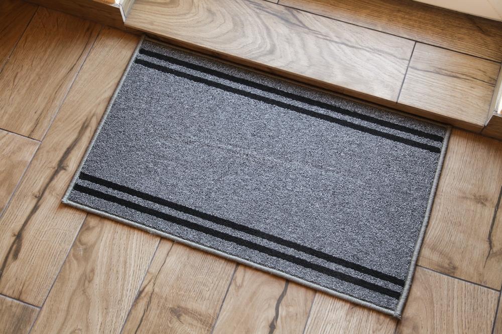 Adiós a la clásica alfombra: descubre cuál es el accesorio que la reemplaza en la entrada al hogar