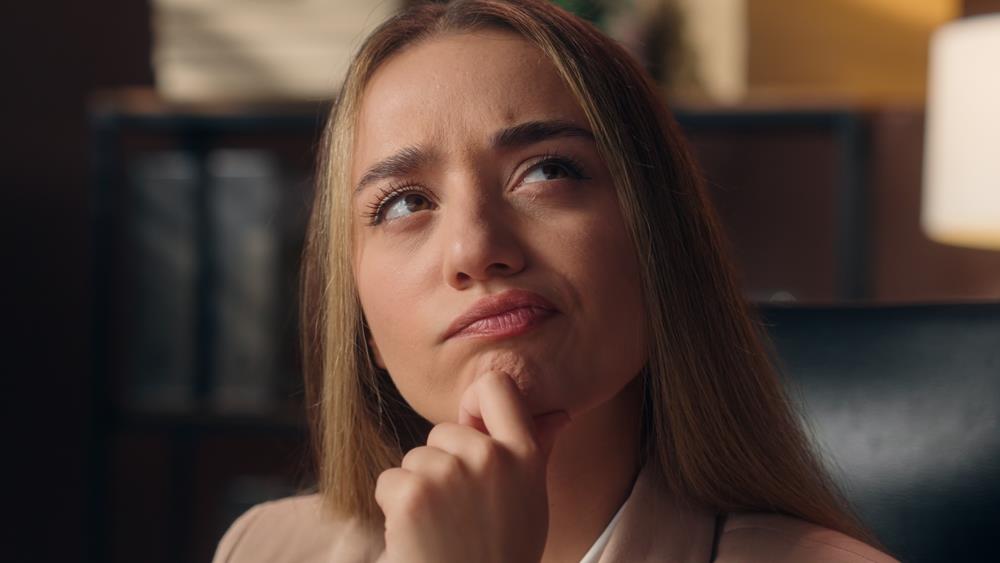 Qué significa apoyar el mentón en la mano, según la psicología