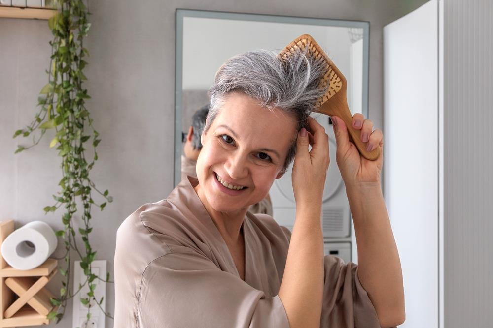 Adiós canas: el tinte casero de dos ingredientes que oscurece el cabello y lo rejuvenece de inmediato