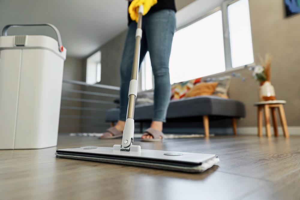 Lo dice la psicología: qué significa que una persona haga la limpieza cuando está triste