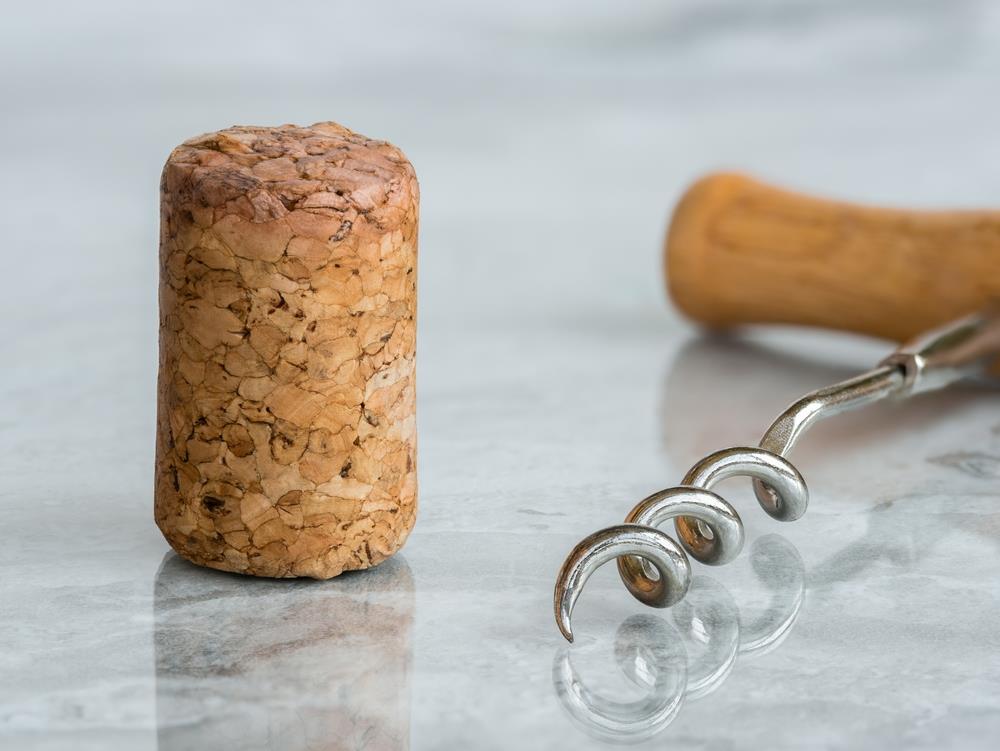 Por qué recomiendan frotar un corcho sobre el grifo: estos son sus beneficios
