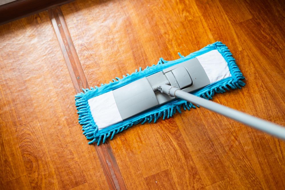 El líquido mágico que ayuda a limpiar los pisos de madera y dejarlos relucientes en pocos minutos