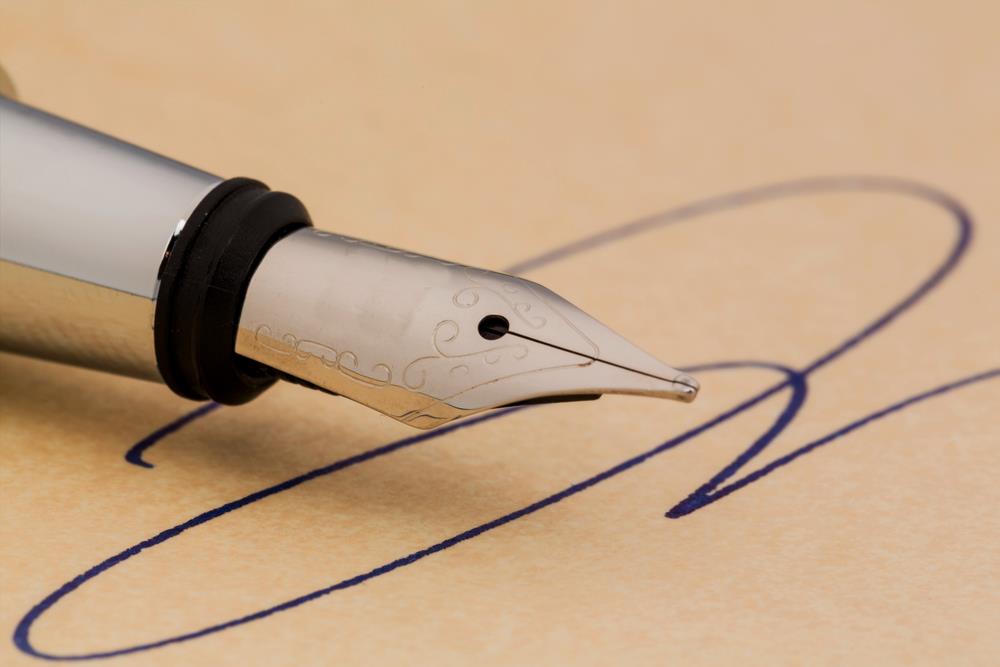 Según la grafología, este es el significado de firmar con la inicial de tu nombre